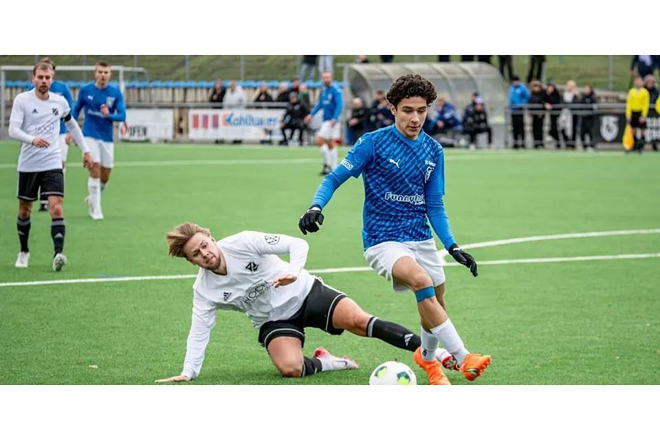 Trägt sich für den FC Burgsolms beim 5:1-Erfolg in Schröck in die Torschützenliste ein: Deniz Altunas (r.). (Archivbild) © Jenniver Röczey