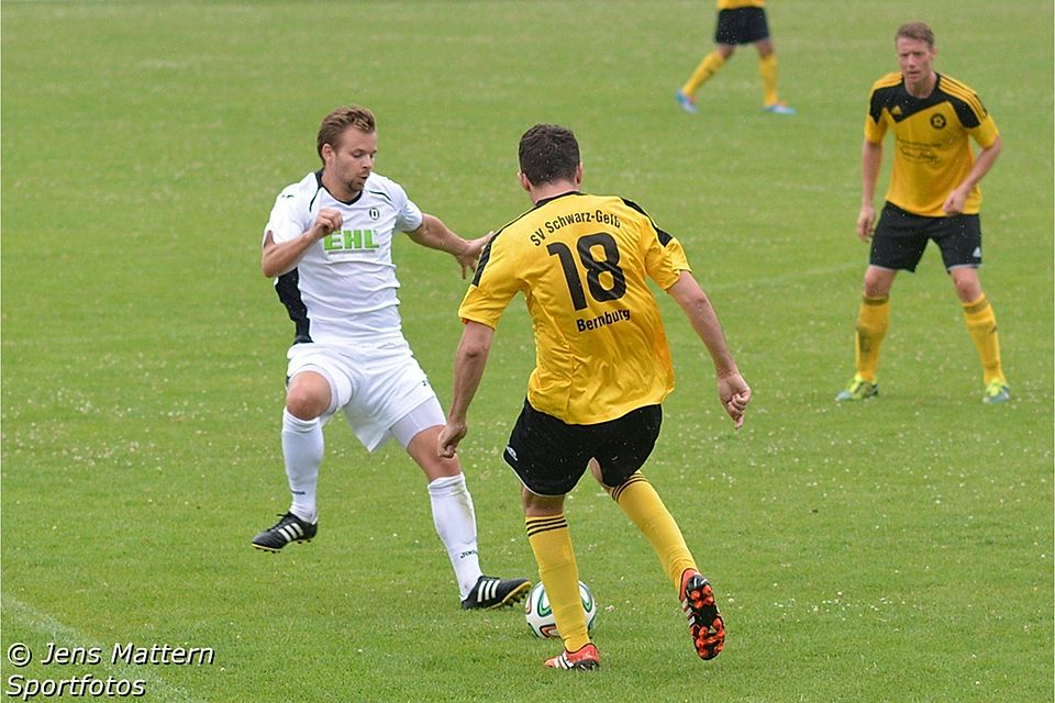 Tommy Parthier (in weiß) bleibt dem SV Dessau 05 erhalten    F: Mattern