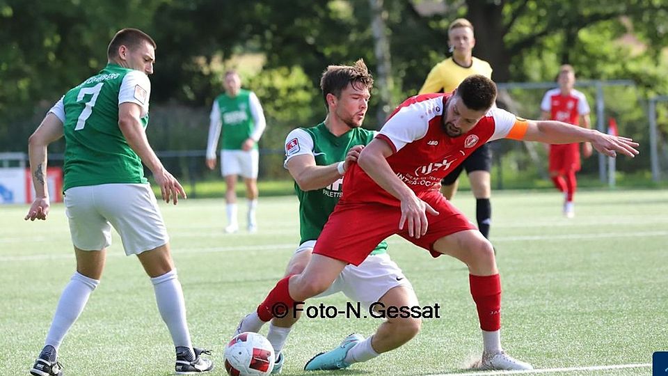 Durchgesetzt: RW Kirchlengern mit Kapitän Dennis Quirin verbuchten den nächsten Dreier.