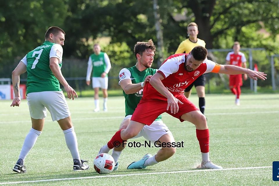 Durchgesetzt: RW Kirchlengern mit Kapitän Dennis Quirin verbuchten den nächsten Dreier.
