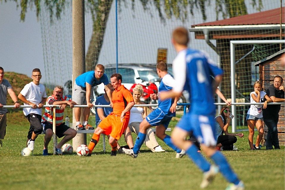 Torschütze: Sebastian Ruthert (am Ball) erzielte mit dem Treffer im Kreispokal beim SV Blau-Weiß Walsleben seinen wichtigsten Teffer für die Maulwürfe.  ©MZV