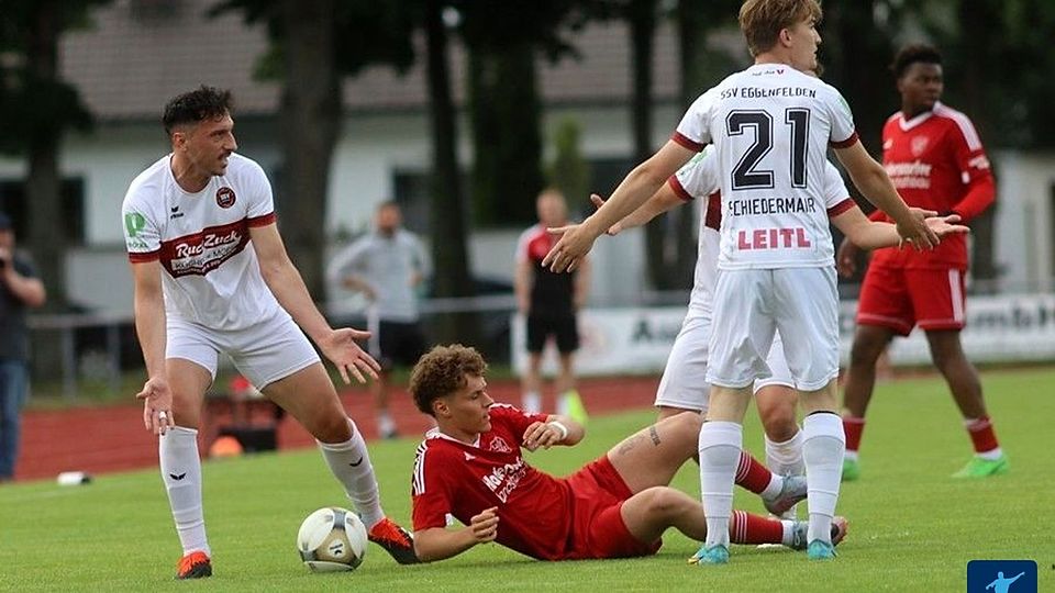 Kann der SSV Eggenfelden um Routinier Valdrin Blakaj (li.) den FC Ergolding im entscheidenden Relegations-Rückspiel zu Fall bringen? 