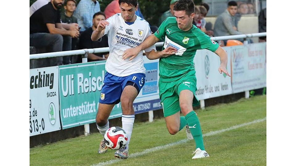 Packendes Duell an der Seitenlinie: Waldalgesheims Joshua Iten (rechts) verteidigt im ersten Aufeinandertreffen der Saison den Gau-Odernheimer Emre Gümüs.	Foto: Edgar Daudistel