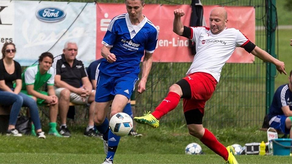 Damir Alihodzic (rechts) und der FC Friedrichshafen schöpfen nach dem Punktgewinn gegen Schlachters (im Bild Markus Weidlich) wieder Hoffnung. Christian Flemming