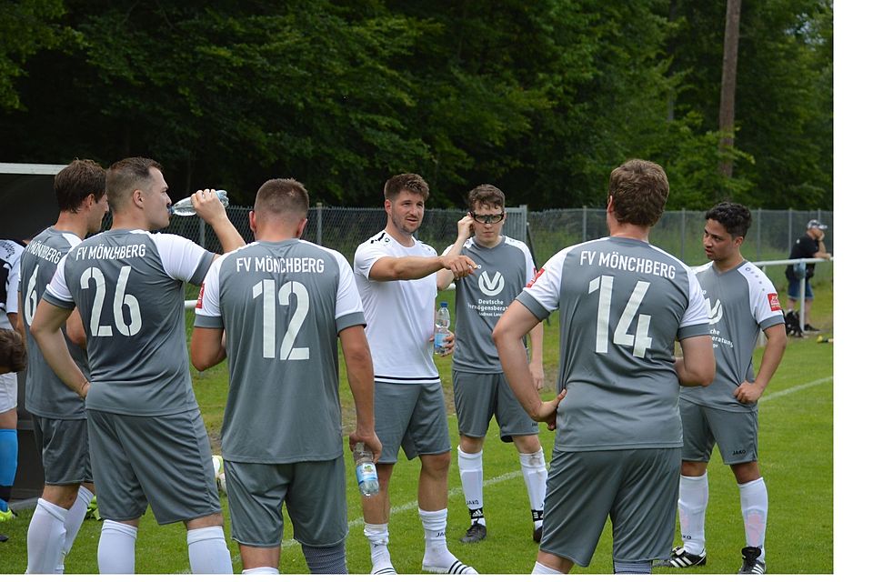 Spielertrainer Matthias Mang schwört seine Mönchberger Jungs ein
