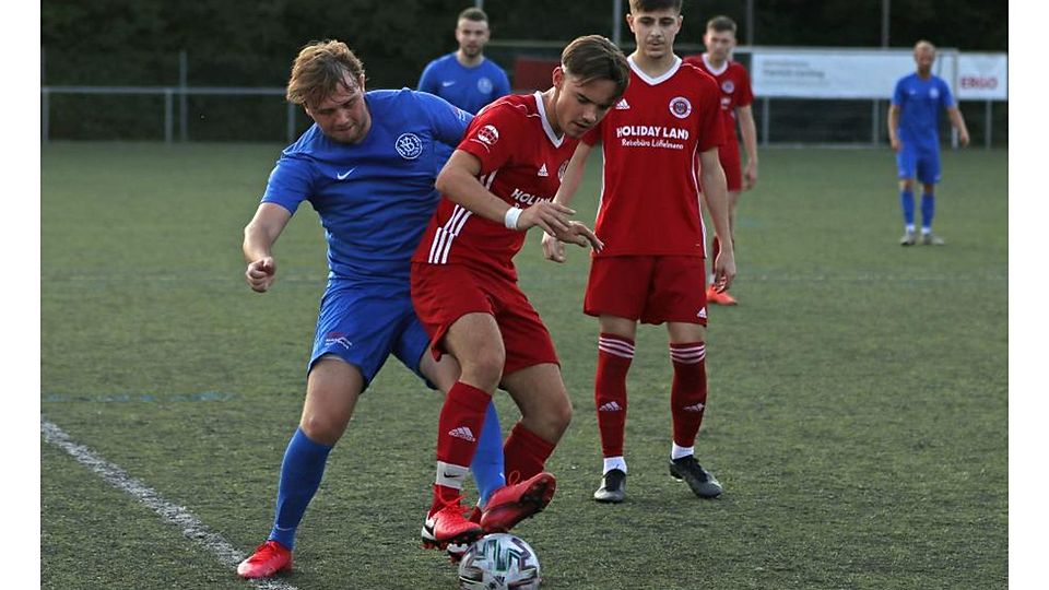 In Bedrängnis: Der Horchheimer Phillip Maurer (blaues Trikot) rückt dem TSGler Fabian Kerth auf die Pelle.