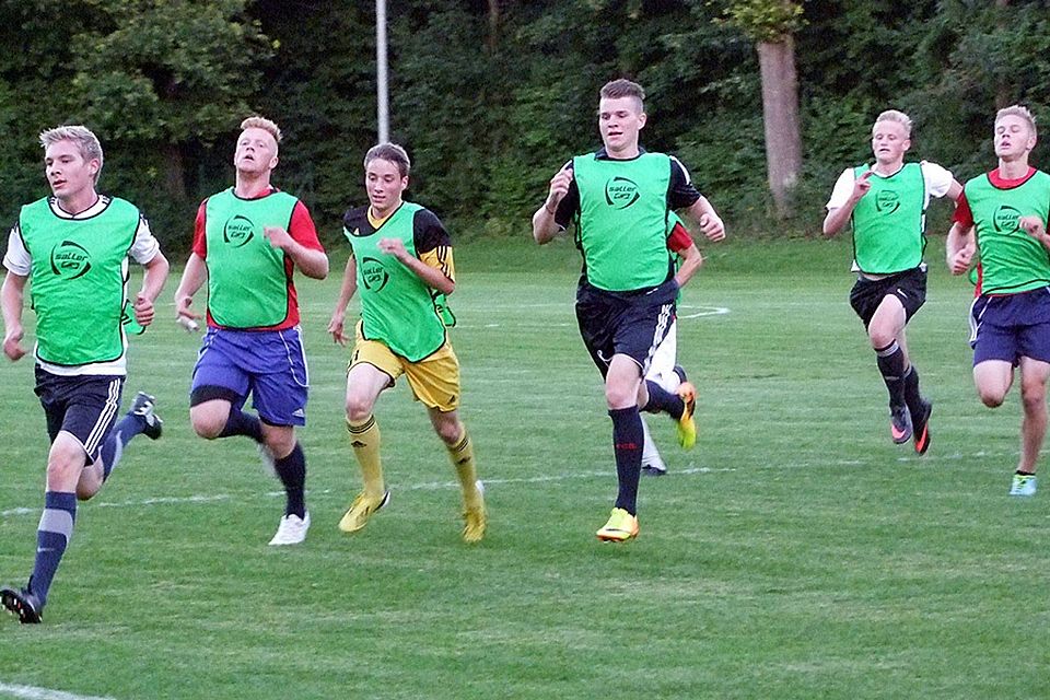 Ohne Fleiß kein Preis: Die AJunioren der JFG Neuburg bringen sich für die anstehende Landesliga-Saison im Training in Form. 	 F.: D. Sing