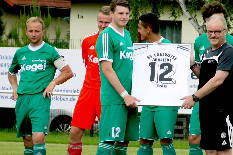 Bastian Thiel (Bildmitte) wechselt in die Landesliga Süd   F: Thimm