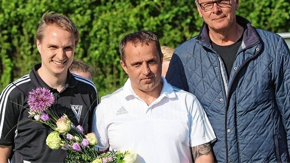 Blumen und ein Konzert-Gutschein: Ingo Awe wurde von Audorfs stellvertretendem Fußballobmann Matthias Kruse (links) und Vereins-Boss Joachim Sievers (rechts) geehrt.
