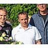 Blumen und ein Konzert-Gutschein: Ingo Awe wurde von Audorfs stellvertretendem Fußballobmann Matthias Kruse (links) und Vereins-Boss Joachim Sievers (rechts) geehrt.