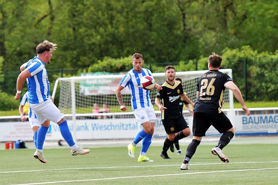Patrick Feller (Mitte) erzielte die Führung des FSV Rimbach gegen die SG Brandau/Gadernheim (rechts Damien Raschke); Amir Duric (links) erhöhte dann auf 2:0. Doch der Spitzenreiter verspielte den Vorsprung und verpasste so die vorzeitige Meisterschaft in der Fußball-A-Liga.	Foto: Dagmar Jährling