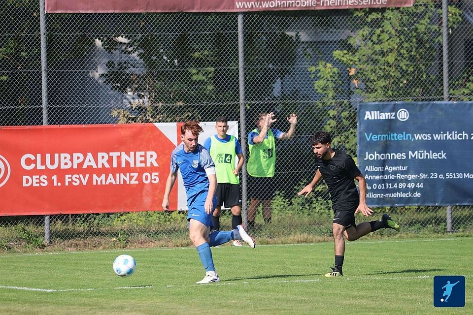 Szene aus dem Hinspiel: Can Karakus (rechts vom TSV Mommenheim) verfolgt Moritz Wrana (in blau) - auch am Sonntag treffen beide beteiligten Spieler und Teams aufeinander.