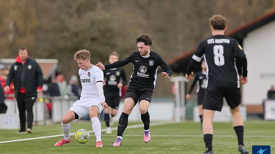 Die TuS Hornau (schwarze Trikots, hier im Spiel gegen den TSV Steinbach II) will im Top-Spiel gegen den FV Biebrich Tabellenführer Rot-Weiß Hadamar weiter jagen. 