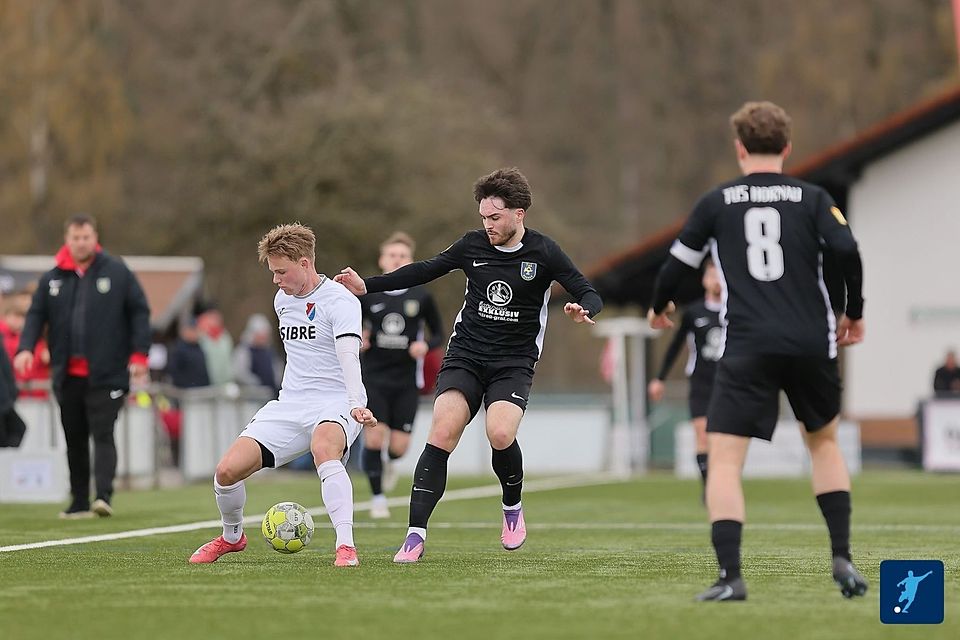 Die TuS Hornau (schwarze Trikots, hier im Spiel gegen den TSV Steinbach II) konnten im Top-Spiel gegen den FV Biebrich Tabellenführer Rot-Weiß Hadamar überholen.