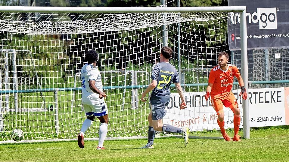 Der TSV Geiselbullach (in Grau) mit Spielertrainer Stefan Held (in Orange) im Spiel gegen den FC Deisenhofen II (weiße Trikots).