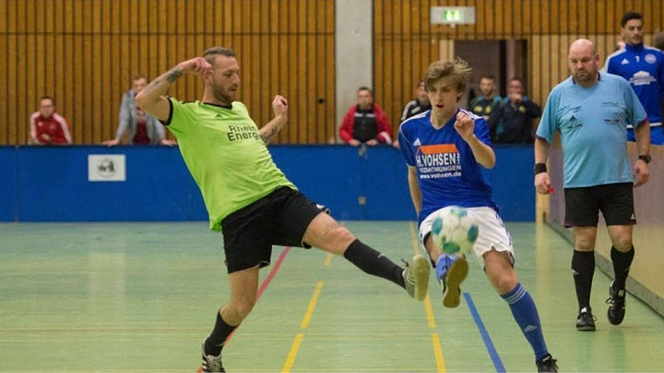 Einen Tick schneller: Lommersums Simon Bell (r.) setzt sich geschickt gegen seinen Gegner von TuS Ehrenfeld  durch.  Fotos: Steinicke