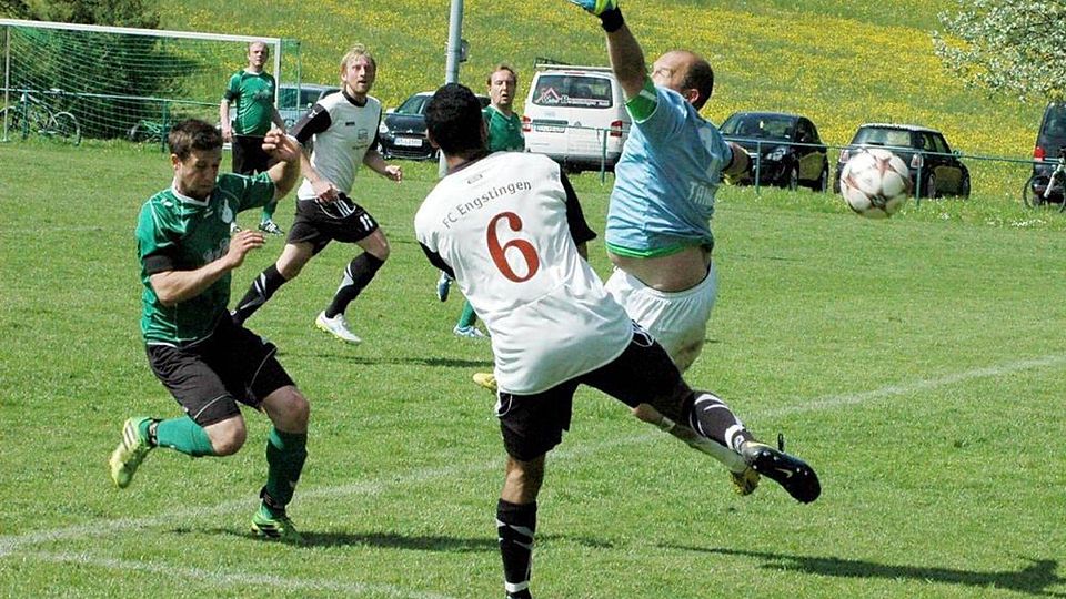 Diese Flanke findet keinen Abnehmer und sorgt somit für keine Gefahr für Apfelstettens Torhüter Daniel Brändle. In einem kampfbetonten Spiel trennten sich der SVA und der FC Engstingen mit 2:2.