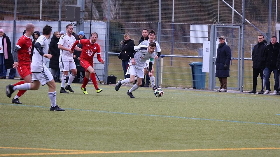 Dreifach gepunktet im Lokalderby: Philipp Guellich (am Ball) und der TSV Bergkirchen schlugen Günding 1:0.