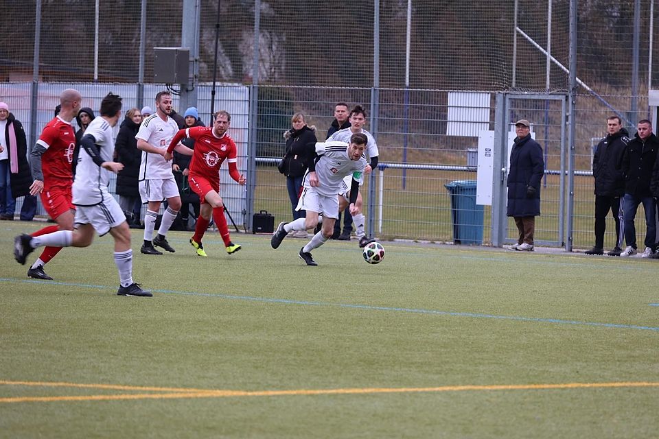 Dreifach gepunktet im Lokalderby: Philipp Guellich (am Ball) und der TSV Bergkirchen schlugen Günding 1:0.
