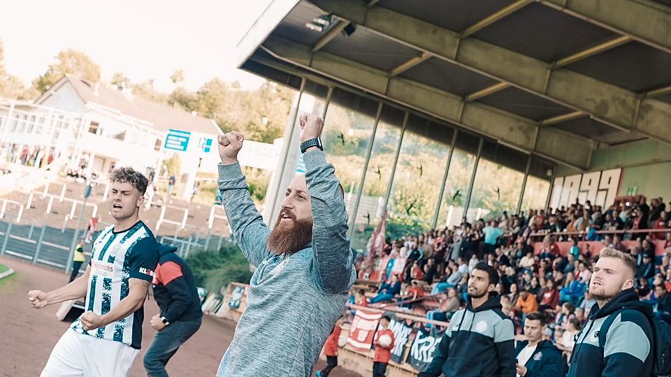 Interimscoach Timo Janczak, zuletzt Co-Trainer, feiert den ersten Wattenscheider Saisonsieg.