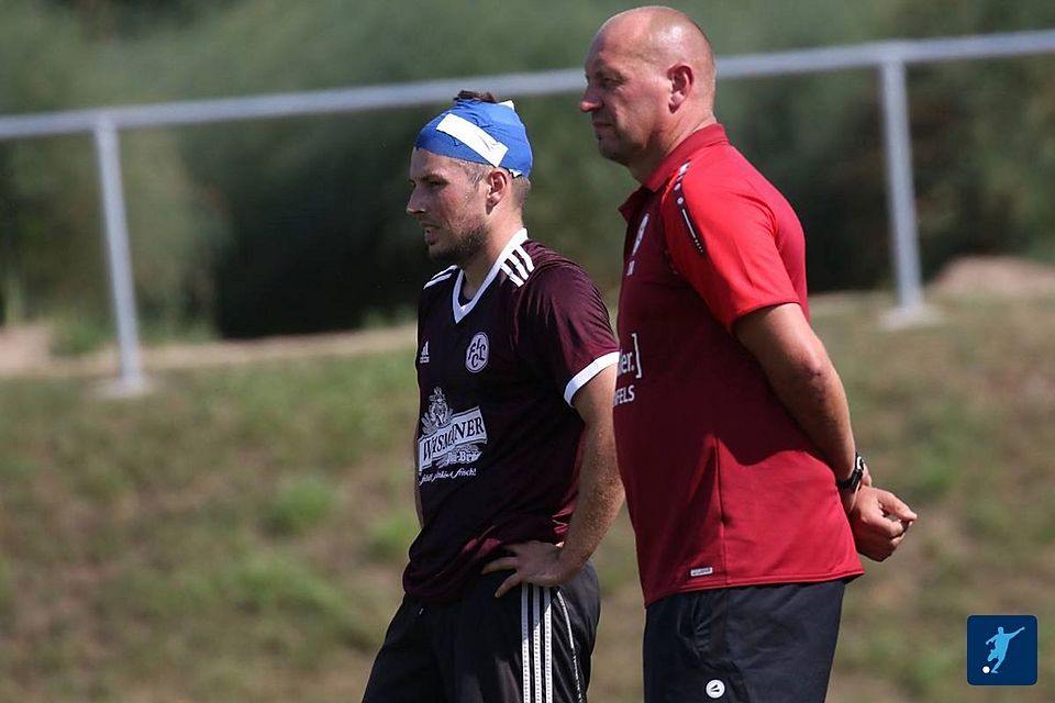 FCL-Cheftrainer Oliver Müller (r.), hier mit Abwehrmann Pascal Graf, freut sich über die unkomplizierten Zusagen seiner Akteure für die kommende Spielzeit. 