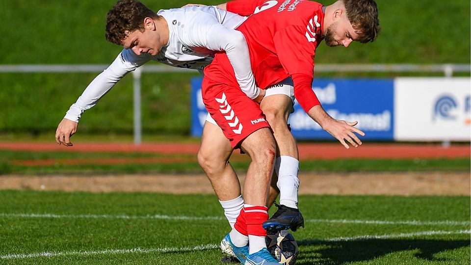 Allzu verwickelt war das Spiel zwischen FC Steinen-Höllstein (David Handke, links) und FV Lörrach-Brombach II (Migel Propara) nicht – es endete 4:0.  | Foto: Gerd Gründl