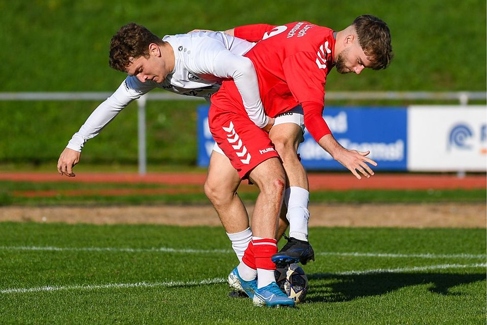 Allzu verwickelt war das Spiel zwischen FC Steinen-Höllstein (David Handke, links) und FV Lörrach-Brombach II (Migel Propara) nicht – es endete 4:0.  | Foto: Gerd Gründl