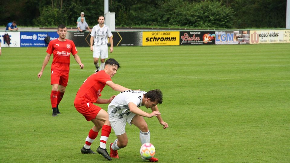 Die DJK (roter Dress) setzte sich im Aufsteigerduell durch.