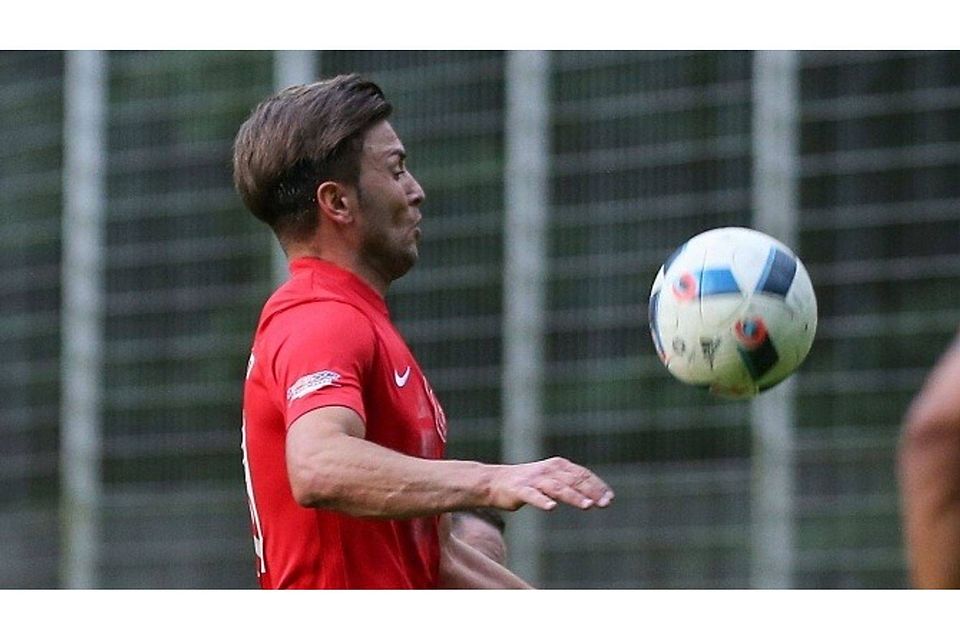 David Gleich (links) vom TSV Höchst II im Zweikampf mit Stefan Markworth (KSG Vielbrunn). Die Höchster erwarten an diesem Donnerstag in der A-Liga den TSV Günterfürst. Und in der B-Liga spielt der FC Rimhorn mit Nikolaos Stroumboulis (kleines Bild) zur gleichen Zeit beim KSV Haingrund. Fotos: Herbert Krämer/Joaquim Ferreira David Gleich (links) vom TSV Höchst II im Zweikampf mit Stefan Markworth (KSG Vielbrunn). Die Höchster erwarten an diesem Donnerstag in der A-Liga den TSV Günterfürst. Und in der B-Liga spielt der FC Rimhorn mit Nikolaos Stroumboulis (kleines Bild) zur gleichen Zeit beim KSV Haingrund. Fotos: Herbert Krämer/Joaquim Ferreira