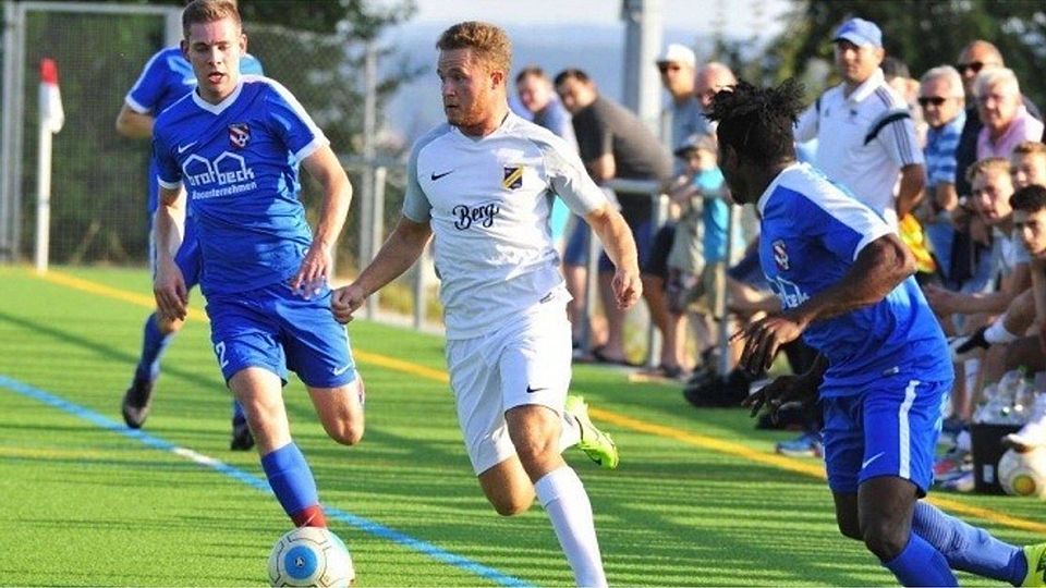 Der SSV Ehingen-Süd (weiß) und die TSG Ehingen (blau) waren als Favoriten ins Turnier gestartet, doch am Ende hielten weder der Verbands- noch der Bezirksligist den Pokal in Händen.  SZ-Foto: mas