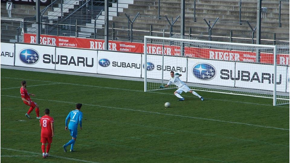 Der Ulmer Bastian Heidecker (links) verwandelt einen Elfmeter zum 1:0. Am Ende musste sich die zweite Mannschaft der Stuttgarter Kickers mit 0:3 geschlagen geben. Foto: Müller