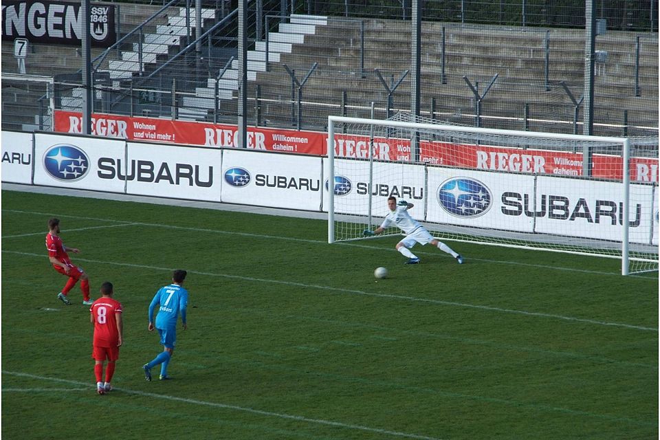Der Ulmer Bastian Heidecker (links) verwandelt einen Elfmeter zum 1:0. Am Ende musste sich die zweite Mannschaft der Stuttgarter Kickers mit 0:3 geschlagen geben. Foto: Müller