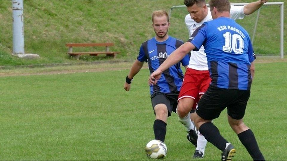 Spielertrainer des SV Nieder-Moos traf doppelt gegen die KSG Radmühl. 	Foto: Henning