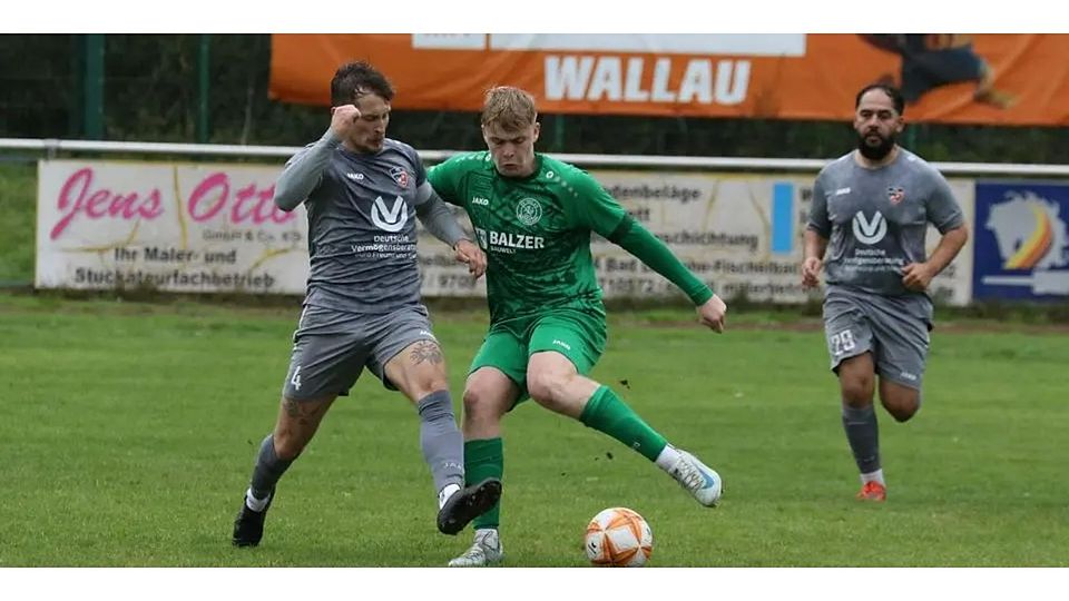 In dieser Saison schwer vom Ball zu trennen und am Torerfolg zu hindern: Noah Sindermann (Mi.) vom FV Wallau, der in der Fußball-A-Liga Biedenkopf schon 14 Mal getroffen hat. (Archivfoto)