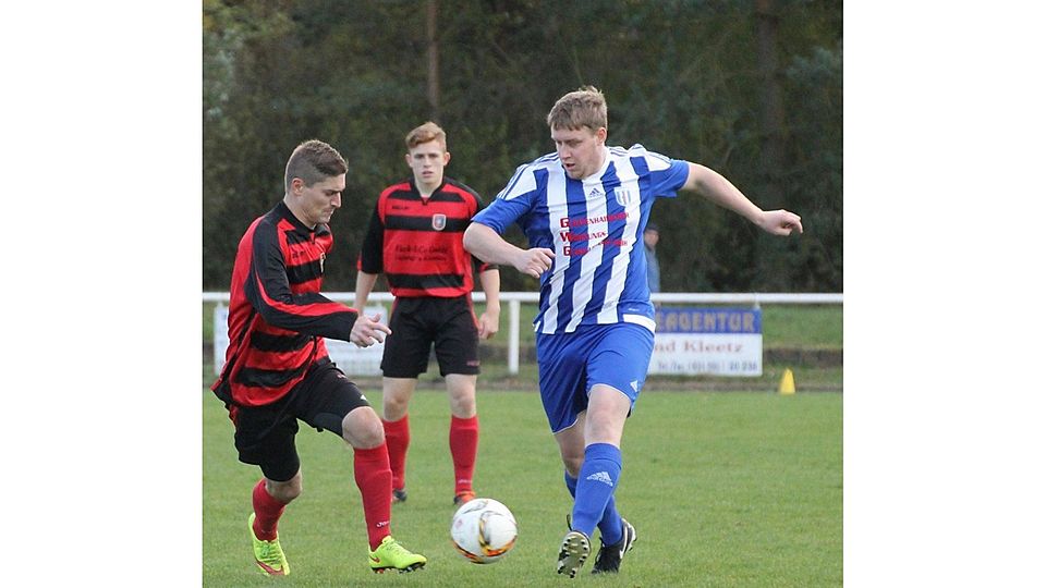 Zschornewitz (in blau-weiß) ist in der Kreisoberliga momentan nicht zu bremsen.          F: Reuß