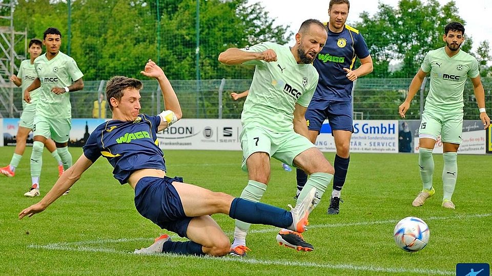 Im Pokalspiel gegen Siemerode kam für Marvin Kapell (grätschend) und seine Eintracht das frühe Aus in Runde 1. Dafür läuft es in der Liga bislang richtig gut.