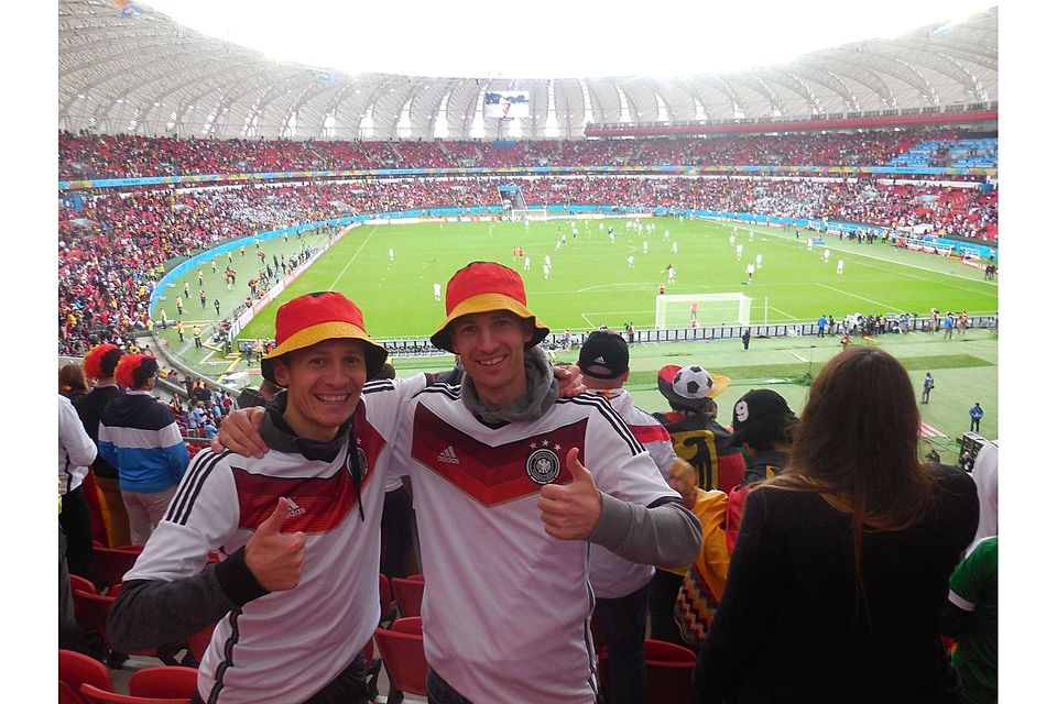 Die Brüder Timo (links) und Felix Hintsch hatten Glück beim Losverfahren der FIFA und dürfen die Spiele der deutschen Mannschaft, wie hier gegen Algerien im Stadion von Porto Alegre, verfolgen. Foto: Hinsch