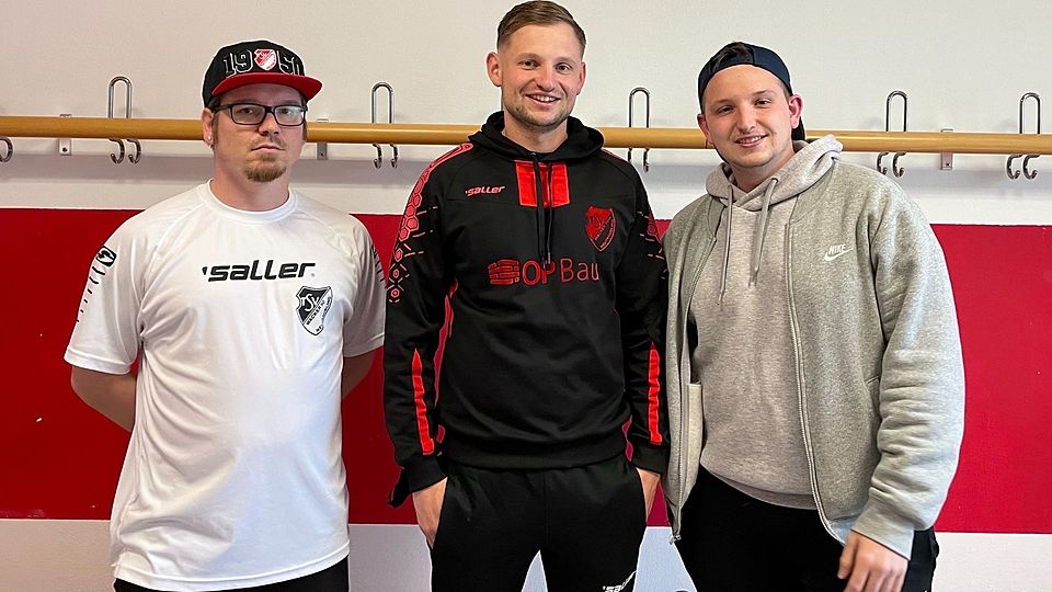 Spartenleiter Alex Eirich (Mitte) posiert mit dem neuen Trainergespann André Anetzberger und Josef Eirich (rechts).