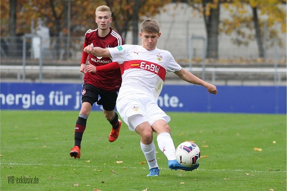 VfB-Abwehrspieler Marcel Bahm und seine Stuttgarter Teamkollegen lieferten gegen den Karlsruher SC eine astreine Leistung ab, mussten sich am Ende dennoch unglücklich mit 0:1 geschlagen geben. F: Lommel