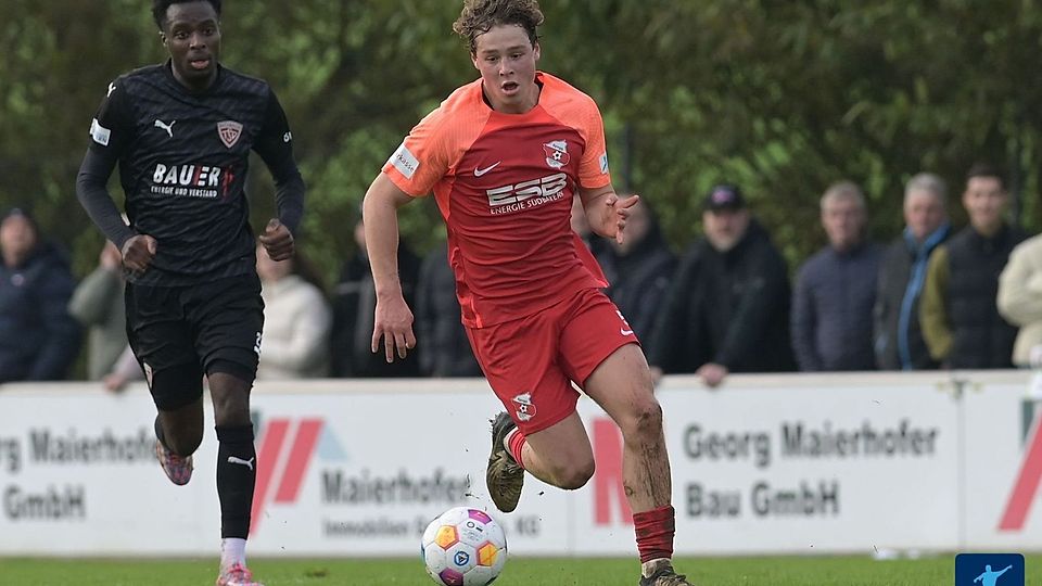 Hankofens Simon Pichlmeier (re.) ist wieder fit und kehrt in den Kader zurück. Die Buchbacher um Daniel Muteba (li.) wollen die Vizemeisterschaft klarmachen.