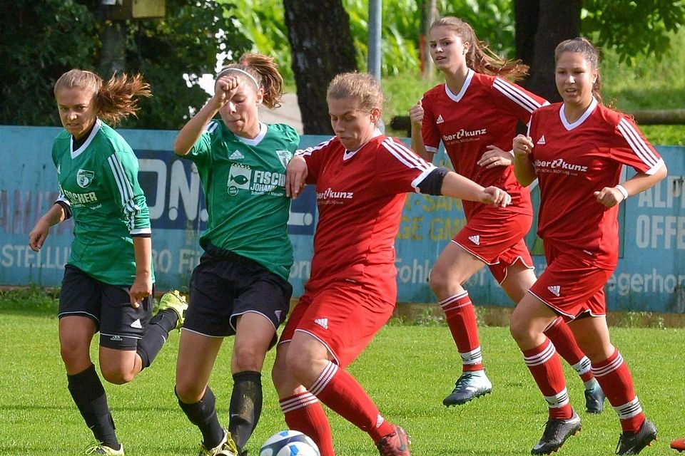 Auf neue Gegner müssen sich die Frauen von RW Überacker (in rot) einstellen. Die Mannschaft von Trainer Andreas  Fasching ist aus der Bezirksoberliga abgestiegen.