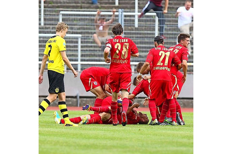 Die Erleichterung der Regensburger Spieler zeigte sich im Jubel nach den Toren. Hier wird Benedikt Schmids Treffer zur zwischenzeitlichen 1:0-Führung für den Jahn gefeiert.  Foto: Eibner