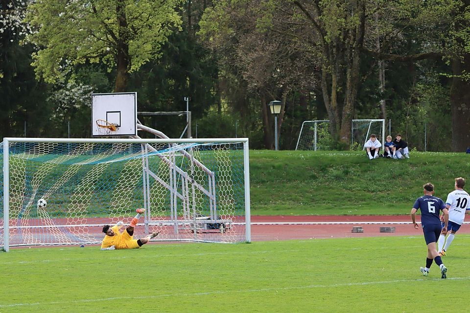 Bad Wörishofens Maximilian Ackermann (weiß-blaues Trikot, rechts) erzielte per Foulelfmeter die 1:0-Führung für den FCW gegen die SpVgg Kaufbeuren.