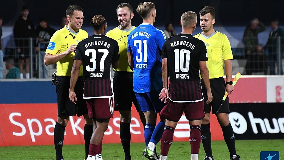 Ein lockeres Pläuschen der Club-Youngsters mit dem Schiedsrichtergespann war nach Schlusspiff durchaus drin. Die Nürnberger gewannen souverän mit 4:1.