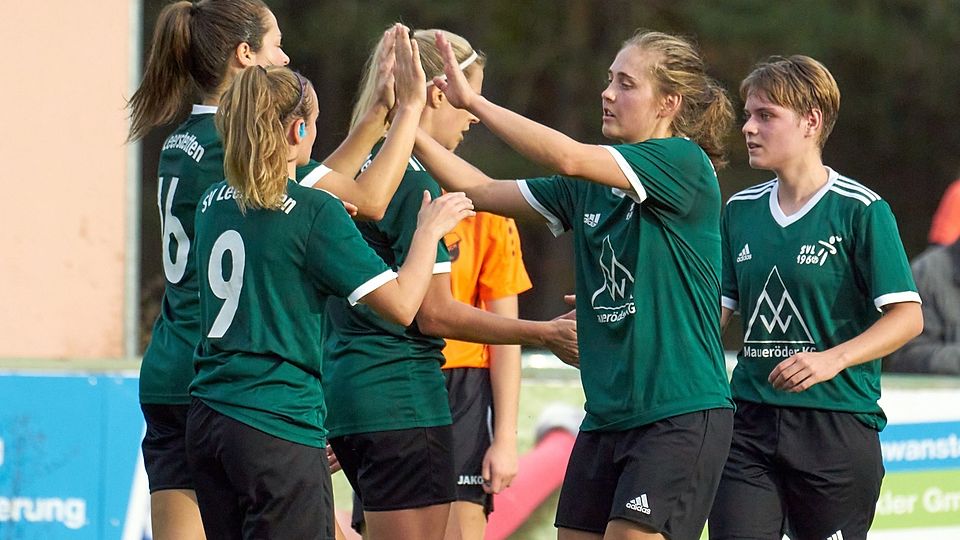 Glückwunsch für die Torschützinnen Katrin Hauffenmeyer (Nr.16) und Tamara Loukas (Nr.9)