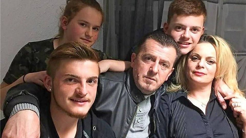 Amir Ademi (links vorne) mit seinen Eltern und seinen Geschwistern Verlinda und Valmir. Der 22-Jährige aus Mainburg verunglückte am 3. September 2019 bei einem Unfall tödlich. Foto: Ademi
