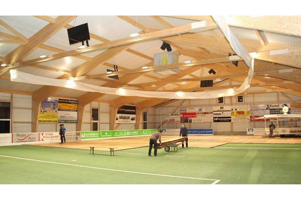 Die Oxx-Sport-Arena des SV Ringingen (das Bild zeigt die Vorbereitung auf die Eröffnungsfeier im vergangenen Herbst) ist am Samstag erstmals Schauplatz eines Aktiven-Turniers.  SZ-Archivfoto: dkd