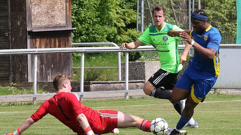 Emmanuel Ojo vollendete für den SC Fürstenfeldbruck einen Konter. Er legte den Grundstein für den wichtigen Sieg im heimischen Klosterstadion.