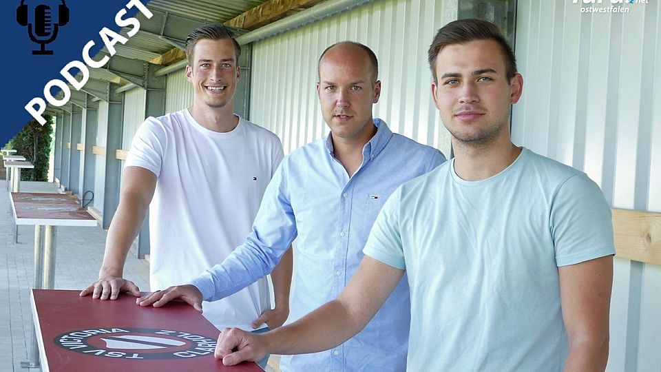Sind heiß auf die nächste Saison: (v.l.) Julian Linnemann, Cheftrainer Christopher Hankemeier und Dennis »die Axt« Fischer stellen sich den Fragen im FuPa Ostwestfalen Podcast. 
