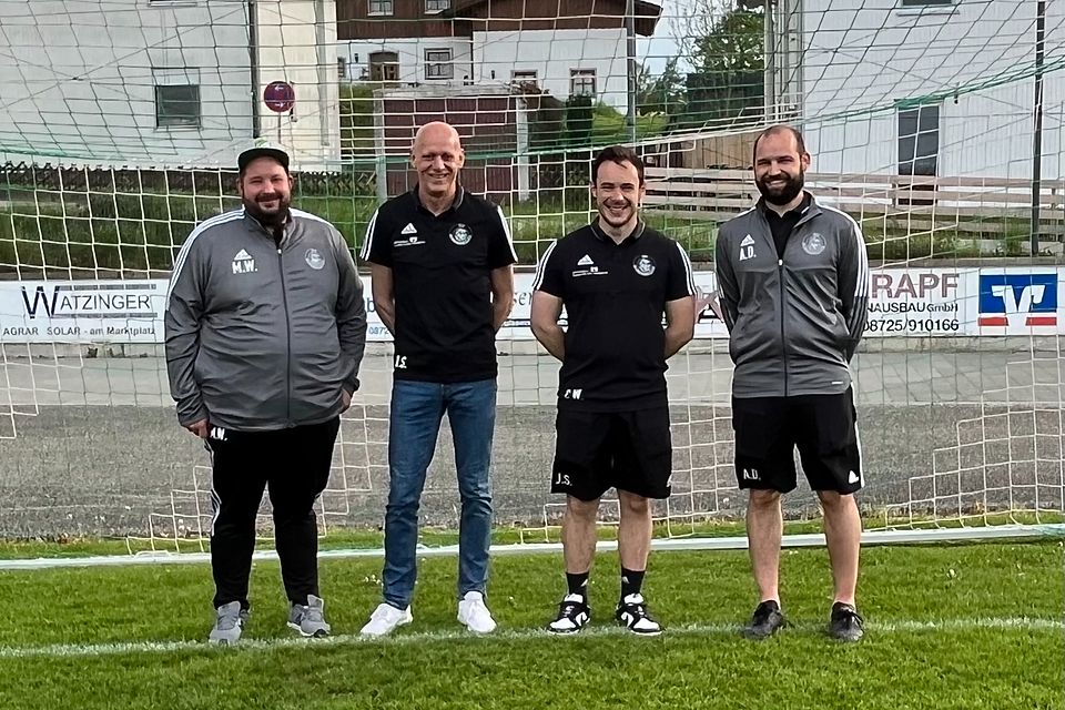 von rechts: Abteilungsleiter Andreas Dallinger, Trainer Jonas Schiebelsberger, Trainer Stefan Blüml, Abteilungsleiter Michael Weichselgartner